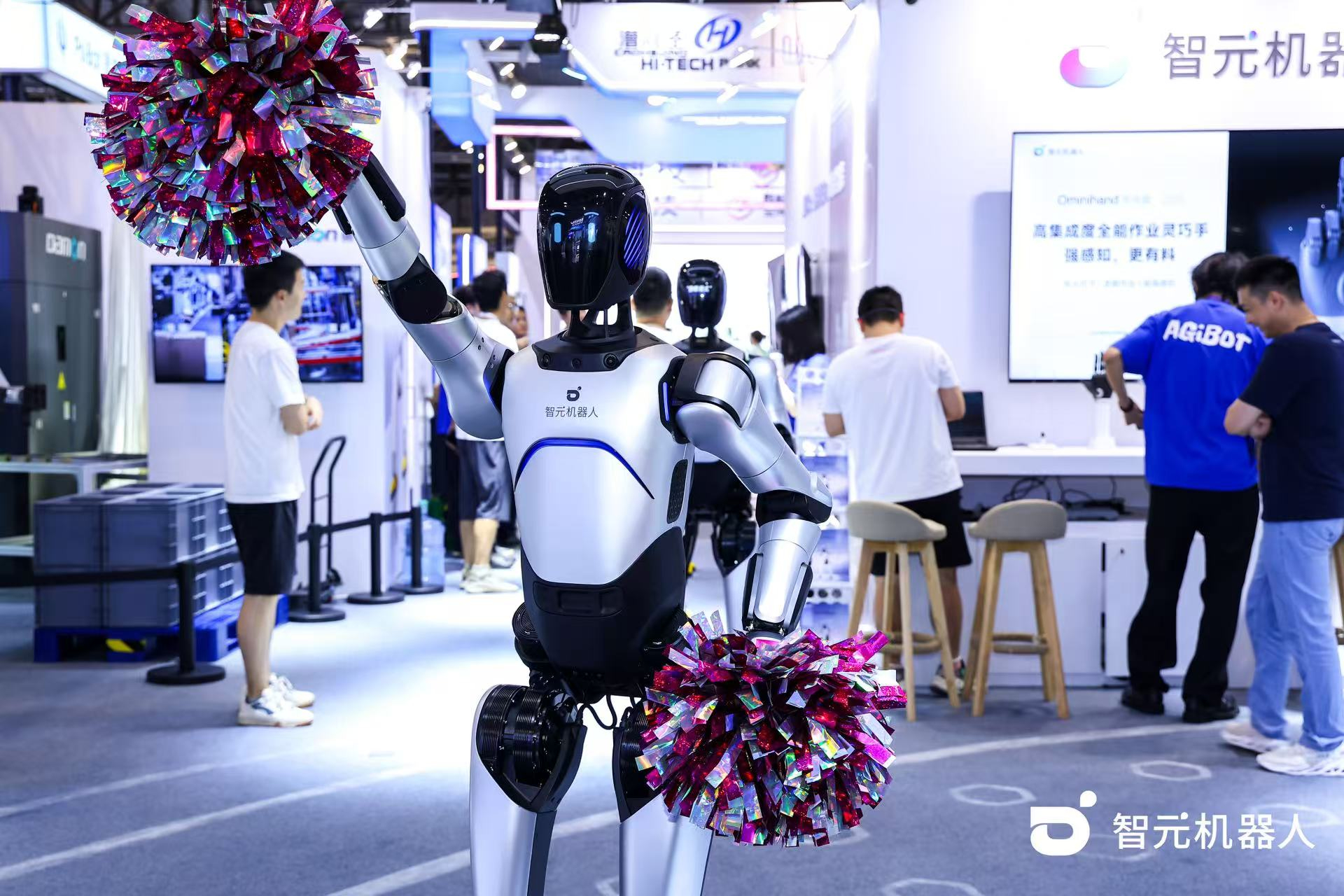  彩神Vll机器人 WAIC 首日展台火爆，机器...